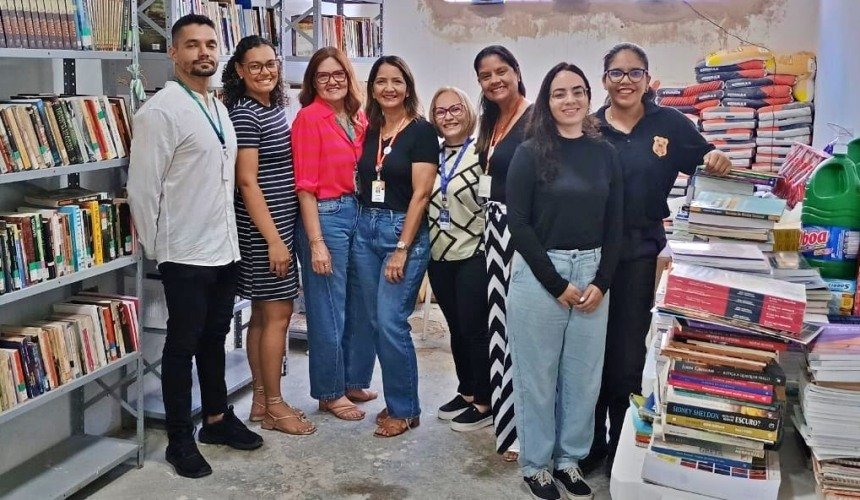 Livros, produtos de higiene pessoal e materiais de limpeza são entregues ao diretor do Conjunto Penal.