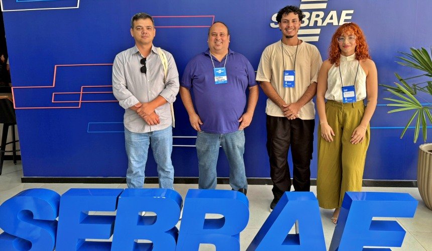 Da esq.: prof. José Anchieta, empresário Vanélio Oliveira, e os estudantes Bruno Medeiros e Joyce Teodoro.